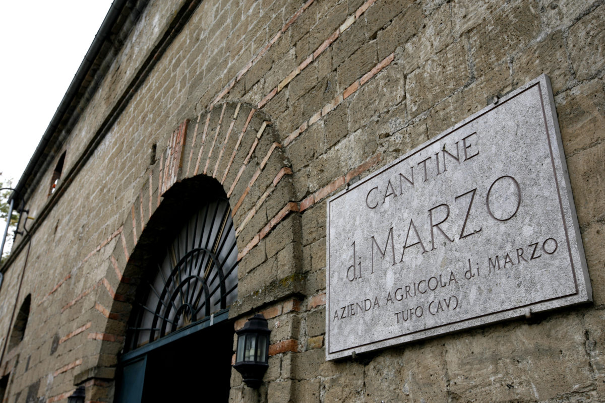 Ingresso alle Cantine di Marzo, Tufo