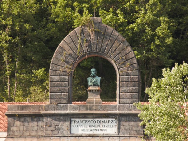 busto di Francesco di Marzo presso le Miniere di Zolfo di tufo